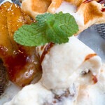 K.Cダイニング - アイスの中に、柿のラム酒漬けが入ってます♪