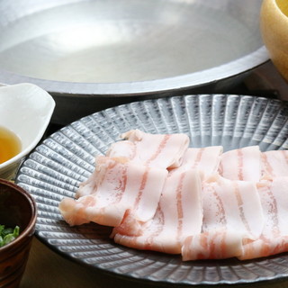 Enjoy the luxury of Miyazaki Prefecture's branded pork "Ajiton" with [shabu shabu]