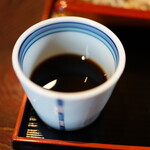 和楽 - 汁は煮切ってはいない、生醤油の辛味が特徴