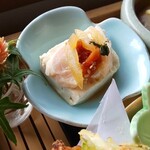 遊の丘 - 十割そばセットの鶏肉やパプリカ等が乗った豆腐(R1.9.11撮影)