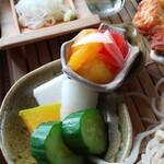 遊の丘 - 十割そばセットの野菜煮浸しと漬物３種(R1.9.11撮影)
