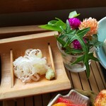 遊の丘 - 十割そばセットの薬味(刻み葱、山葵)(R1.9.11撮影)