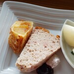 遊の丘 - デザートの小豆シフォンケーキとアップルパイ(R1.9.11撮影)
