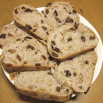 ル プティ パン ドゥ フシミヤ - 天然酵母 クルミとレーズンのパンの断面