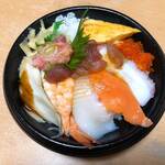 小僧寿し - 料理写真:得海鮮丼(注:たまごを一切れ食べた後)