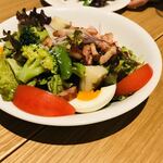 ナミキ ワイン ダイン - リヨン風サラダ　ベーコンたっぷりと