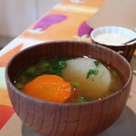 ファーマーズ・テーブルたさき - 大根と人参、青菜の味噌汁