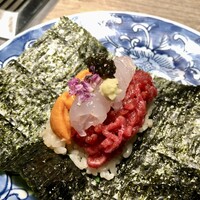 USHIGORO S. GINZA - シンシンと白海老 生雲丹の手巻き（富山の白海老と北海道根室の生雲丹）