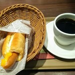 フォレスティコーヒー - チーズのフォレスティドッグとホットコーヒー