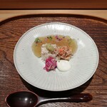 肉割烹 上 - 越前蟹の雄雌と牛のコンソメジュレ