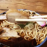 叉焼は噛み応えのあるタイプ