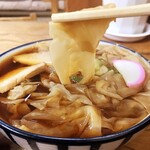 幅広きしめんのような、わんたん