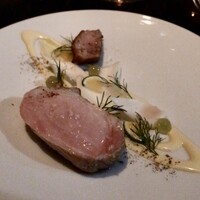 ラ・ボンヌターブル - 松阪ポーク稲藁焼き、オリーブオイルとニンニクのエミュルション、デラウェア、青みかん、野生の胡椒。