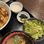 中華キッチン レンゲ - サラダと漬物と自家製杏仁豆腐