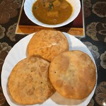 インド＆バングラデシュ料理 ショナルガ - コチュリ（揚げパン）とアル・ドゥム（ジャガイモカレー）:メニューにある似たような品プーリーでなく、ちゃんとコチュリがきたのがいい