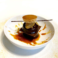 ソンブルイユ TOKYO - デセール２
                      エスプレッソのサヴァラン 
                      ビターオレンジ マスカルポーネ 
                      カラメルとウイスキーのアイスクリーム
                      
                      