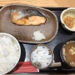 ANA FESTA 魚米処 旬 - 平日限定朝定食、鮭の塩焼き定食(800円)