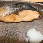ANA FESTA 魚米処 旬 - 結構大きな鮭です。食べてみると塩はかなり弱め。