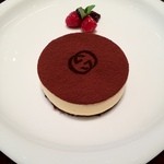 グッチ・カフェ - ティラミス 森のフルーツ添え