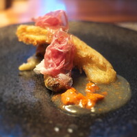 長谷川 稔 - 揚げ方が絶妙な松葉蟹と生ハム。