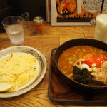 スープカレーGARAKU - とろとろ炙り焙煎角煮 ＆ ラッシー