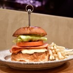 No.18 - ベーコンモッツァレラチーズバーガー@1,350円＋ポテト@150円