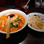 Shanhai Karyuu - 【2019.12.20(金)】本日の日替わり①(辛みそラーメン＋五目チャーハン)800円