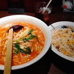 上海華龍 - 【2019.12.20(金)】本日の日替わり①(辛みそラーメン＋五目チャーハン)800円