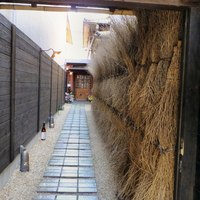 馳走いなせや - お店玄関までのアプローチ
