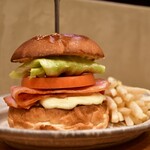 No.18 - ベーコンモッツァレラチーズバーガー@1,350円＋ポテト@150円