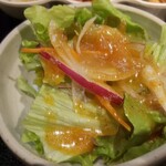 YAKINIKUYA - サラダしゃきしゃきで新鮮。