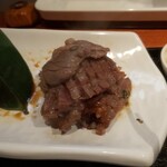 YAKINIKUYA - 一度レアに焼いた肉をお皿に戻し、食べる分ずつ鉄板に乗せていく。