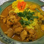 バイブスカレー - 2種カレー 1100円、ヴァイブスチキンカレーとエビとイカのココナッツカレーの合い盛りになります