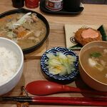 炭蔵 - もつ煮定食(680円+税)