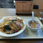 市場食堂 中華 美山 - 五目焼きそば７００円✨　スープ付