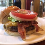 フランクリン・アベニュー - トマト・オニオン・レタス・チーズ・パテ・バンスって感じか？