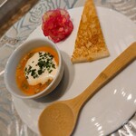 Okayama Shunsai Suteki Teppan Iroha - 地鶏と桃太郎トマトのスープ！
                        これ具沢山で美味しい(≧∀≦)
                        添えてるバターで焼かれたパンをクルトンとして！