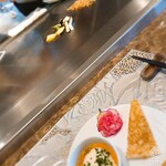 岡山旬彩ステーキ 鉄板いろは - 次々、前菜やスープなどから、お料理が目の前で出来上がります！