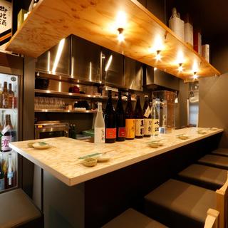 A stylish interior where you can casually enjoy authentic Japanese sake