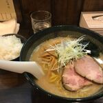 らーめん岳 - みそ(¥700)+麺大盛(¥100)+小めし(¥100)