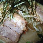 大曲ラーメン - 見た目よりもネギともやしは多い