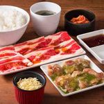 烤肉起司火鍋套餐（玫瑰豬肋排、羅勒雞肉、米飯、湯、泡菜）