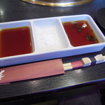 和牛処 助春 - 左から)　タレ、粗塩、ポン酢・・・最も多く使ったのは｢粗塩｣！