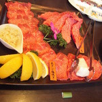 和牛処 助春 - 上タン塩焼き＆本日の赤身肉・モモの希少部位「まるしん」　(写真は5人前)