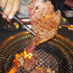 和牛処 助春 - 肉の旨味が逃げない様、表面を軽く焼いてから切り分けます