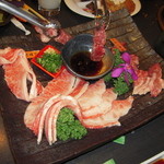 和牛処 助春 - 特上バラ＆特上ハラミ(上)　濃い味の付けダレに浸してから焼きます