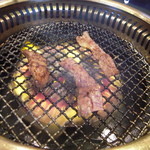 和牛処 助春 - 特上ハラミを焼いていきます