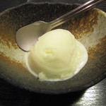 和牛処 助春 - デザートのレモンシャーベット・・ん～さわやか（^_^）