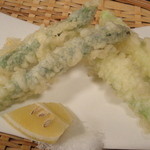 酒・肴 おまた - 2012.03.24）アスパラの天ぷら（８００円）