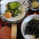 錦川 - 中身は昆布の佃煮、煮豆、タラコ、大根の漬け物、梅干しなど